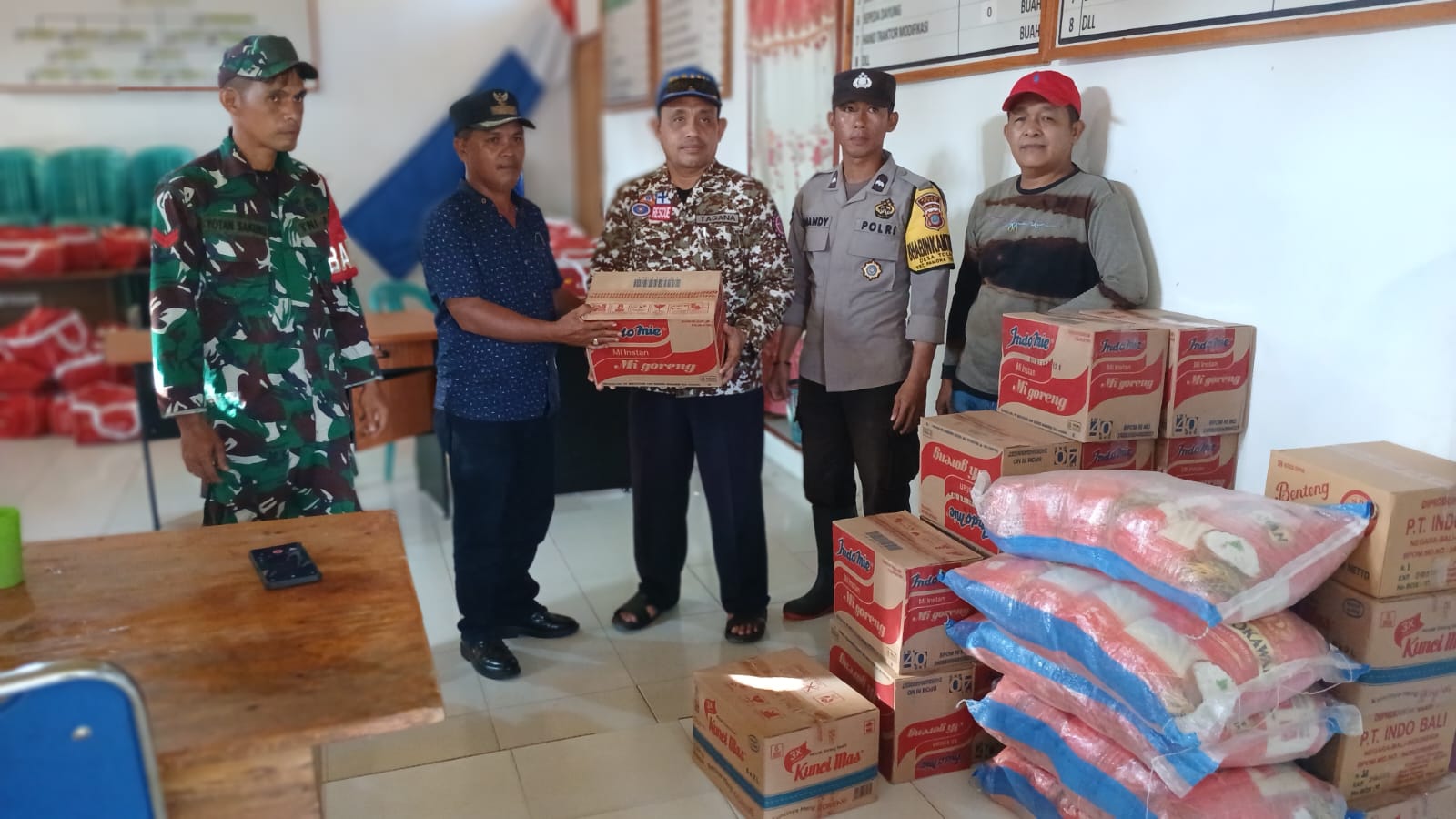Penyaluran bantuan tahap pertama dan kedua dilakukan melalui Gudang Sentra Nipotowe Palu.