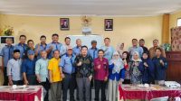 Kepala Sekolah yang tergabung dalam MKKS SMA Palu foto bersama setelah selesainya kegiatan. FOTO: Mohammad Rizal/Filesulawesi.com
