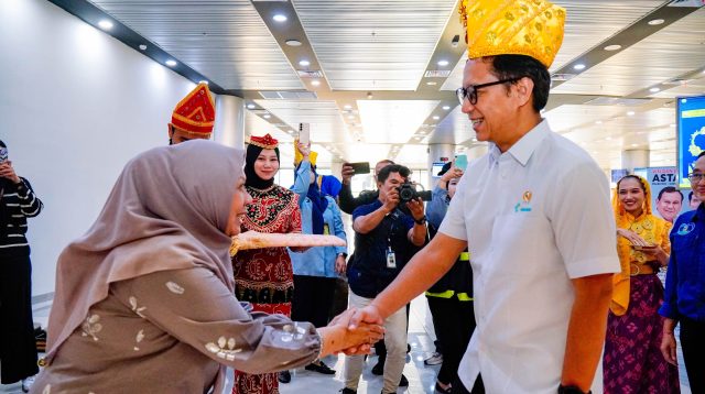 dr. Reny A. Lamadjido, menyambut langsung kedatangan Menteri Kesehatan Republik Indonesia, Budi Gunadi Sadikin di Bandara Mutiara Sis Al-Jufri Palu pada Jumat pagi, 1 Agustus 2025.