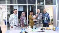 Gubernur Dr. Anwar Hafid saat menerima audiensi Direktur Kawasan PT IGIP, Mr.Cui Tao, bersama jajaran, di ruang kerja Gubernur Sulawesi Tengah, pada Senin (4/8/2025).