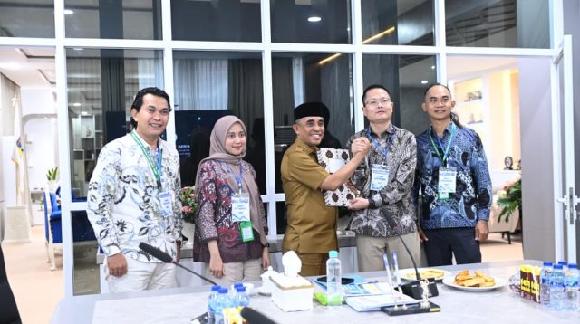 Gubernur Dr. Anwar Hafid saat menerima audiensi Direktur Kawasan PT IGIP, Mr.Cui Tao, bersama jajaran, di ruang kerja Gubernur Sulawesi Tengah, pada Senin (4/8/2025).