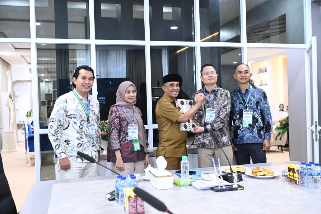 Gubernur Dr. Anwar Hafid saat menerima audiensi Direktur Kawasan PT IGIP, Mr.Cui Tao, bersama jajaran, di ruang kerja Gubernur Sulawesi Tengah, pada Senin (4/8/2025).