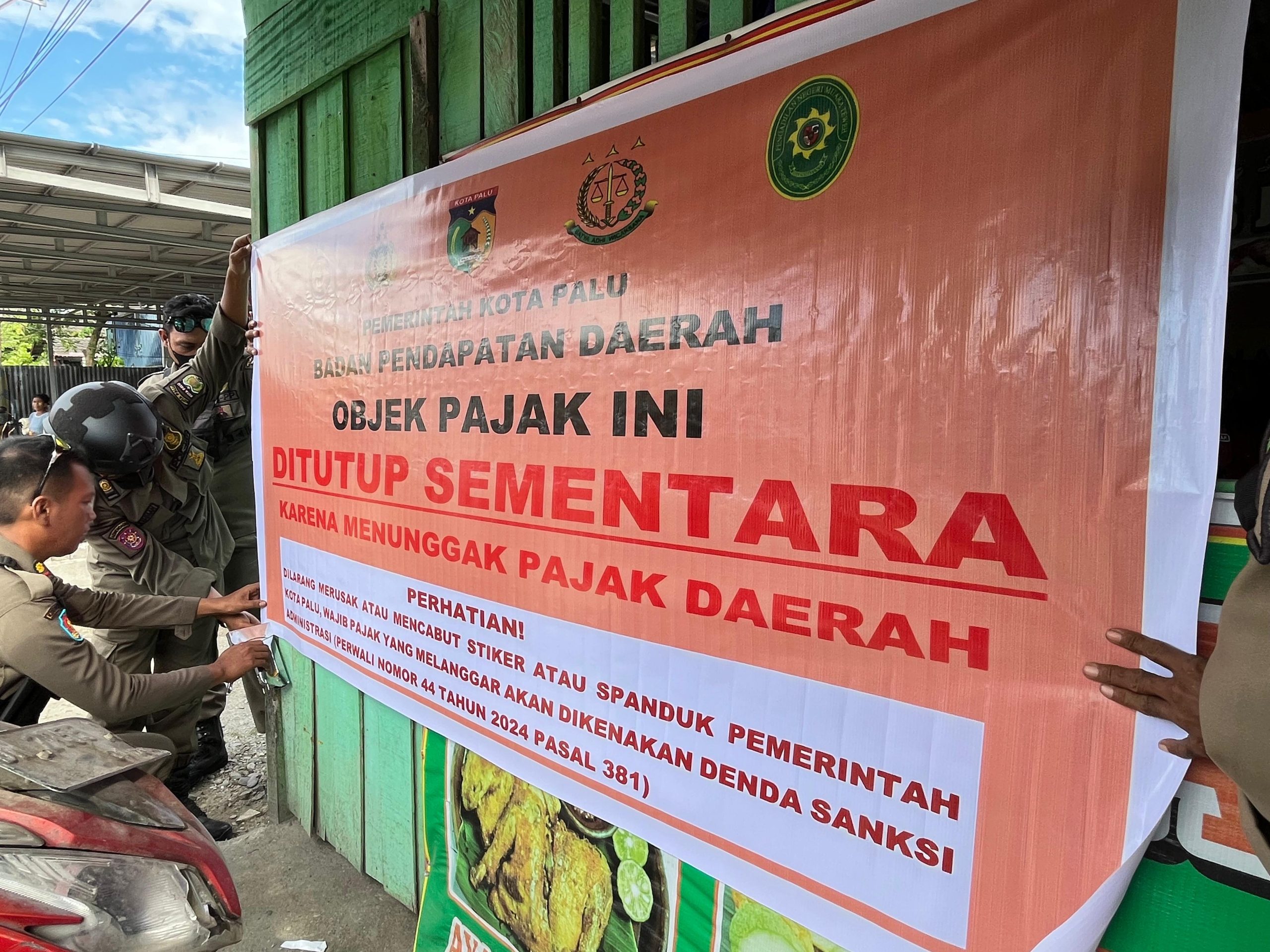 Salah satu tempat usaha di Kota Palu yang disegel sementara oleh Pemerintah Kota (Pemkot) Palu.