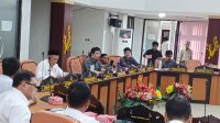 Pimpinan Bapemperda DPRD Kota Palu, Dr Arif Miladi, memimpin jalannya rapat