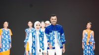 Sry Nirwanti juga tampil memukau di atas catwalk bersama desainer muda asal Sulteng, Rendi Arif.