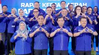Wakil Gubernur Sulawesi Tengah, dr. Reny A Lamadjido (kiri depan), memantapkan diri dengan bergabung Partai Demokrat.