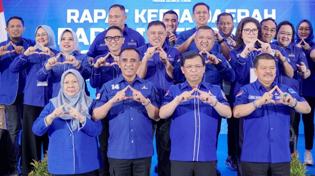 Wakil Gubernur Sulawesi Tengah, dr. Reny A Lamadjido (kiri depan), memantapkan diri dengan bergabung Partai Demokrat.