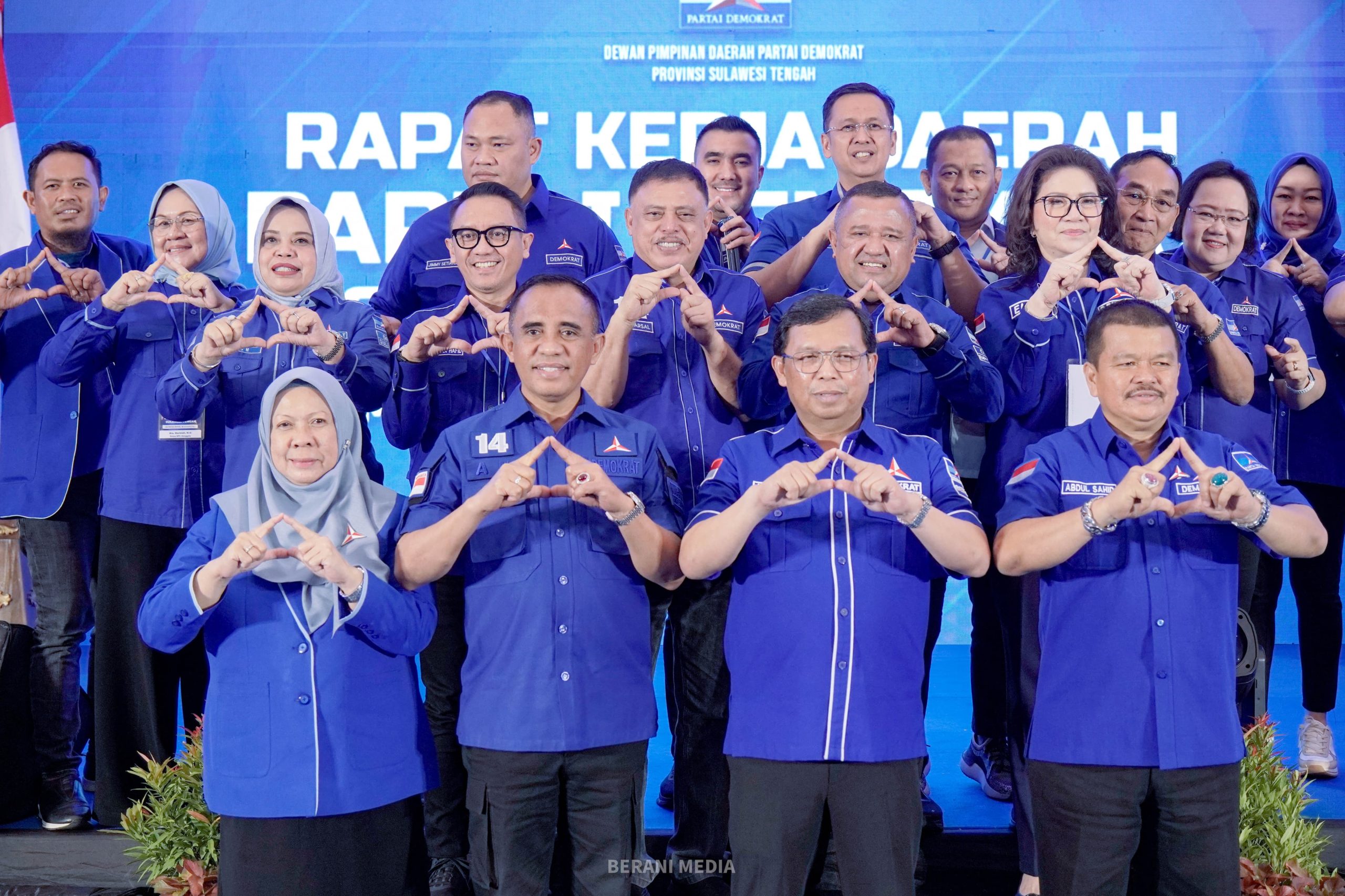 Wakil Gubernur Sulawesi Tengah, dr. Reny A Lamadjido (kiri depan), memantapkan diri dengan bergabung Partai Demokrat.