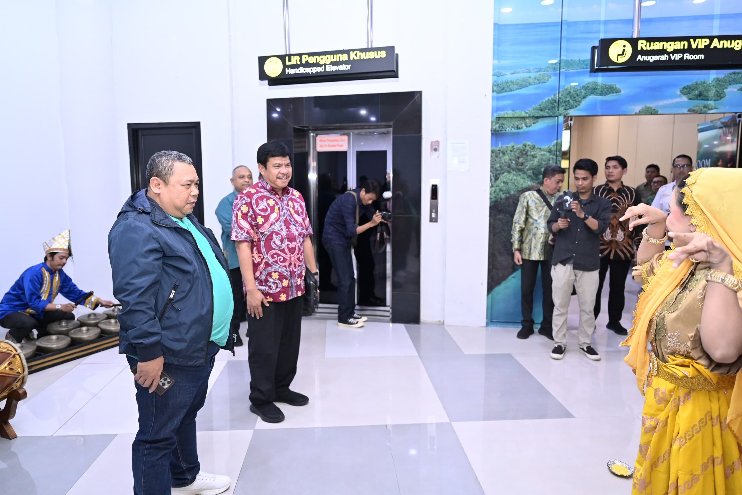 Penyambutan diawali dengan tarian adat Kaili dan pemasangan siga oleh Gubernur Sulawesi Tengah, Dr. H. Anwar Hafid, M.Si, sebagai bentuk penghormatan kepada tamu kehormatan.