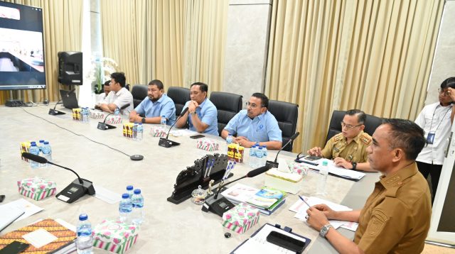 Gubernur Sulawesi Tengah Dr. Anwar Hafid, M.Si, memimpin rapat koordinasi virtual untuk mensosialisasikan kebijakan tersebut, pada Senin (11/8/2025), dari ruang kerjanya.