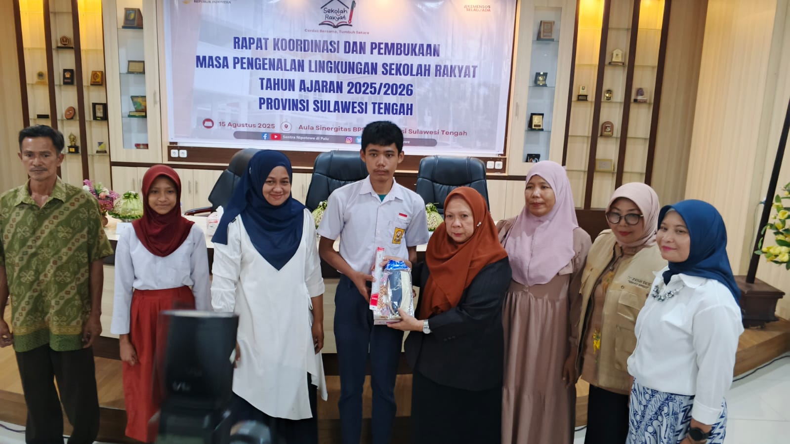 Pemberian buku pelajaran secara simbolis kepada salah seorang siswa SRT dari Wakil Gubernur Sulteng, dr Reny A Lamadjido. FOTO: Mohammad Rizal/Filesulawesi.com
