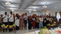 Gubernur Sulteng, dr Reny A Lamadjido, Kepala OPD, Kepsek SRT, serta seluruh orang tua siswa dalam sesi foto bersama. FOTO: Mohammad Rizal/Filesulawesi.com