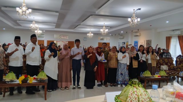 Gubernur Sulteng, dr Reny A Lamadjido, Kepala OPD, Kepsek SRT, serta seluruh orang tua siswa dalam sesi foto bersama. FOTO: Mohammad Rizal/Filesulawesi.com