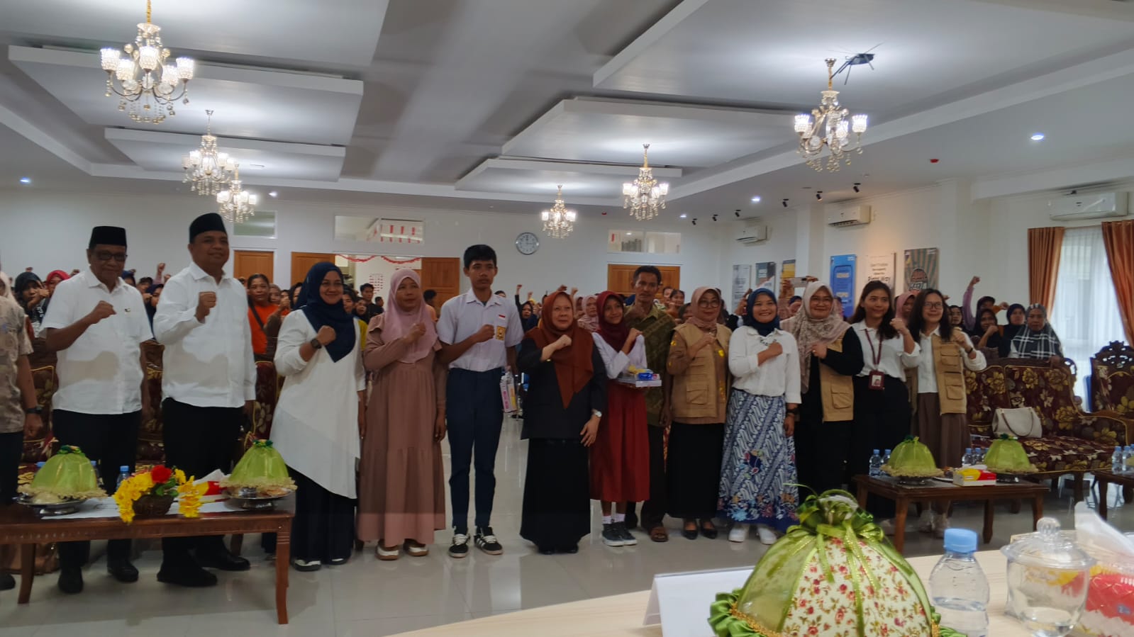 Gubernur Sulteng, dr Reny A Lamadjido, Kepala OPD, Kepsek SRT, serta seluruh orang tua siswa dalam sesi foto bersama. FOTO: Mohammad Rizal/Filesulawesi.com