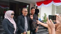 Kuasa Hukum Vebry Tri Haryadi, SH, didampingi Dian Ramdaningsih A Palar, SH, MH, dan Vivtor H G Kuhu, SH, C.MSP, menggelar Konferensi Pers bersama sejumlah awak media. FOTO: Mohammad Rizal/Filesulawesi.com