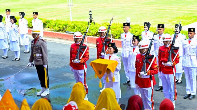 Prosesi pengibaran bendera merah putih di kantor Gubernur Sulteng. FOTO: IST