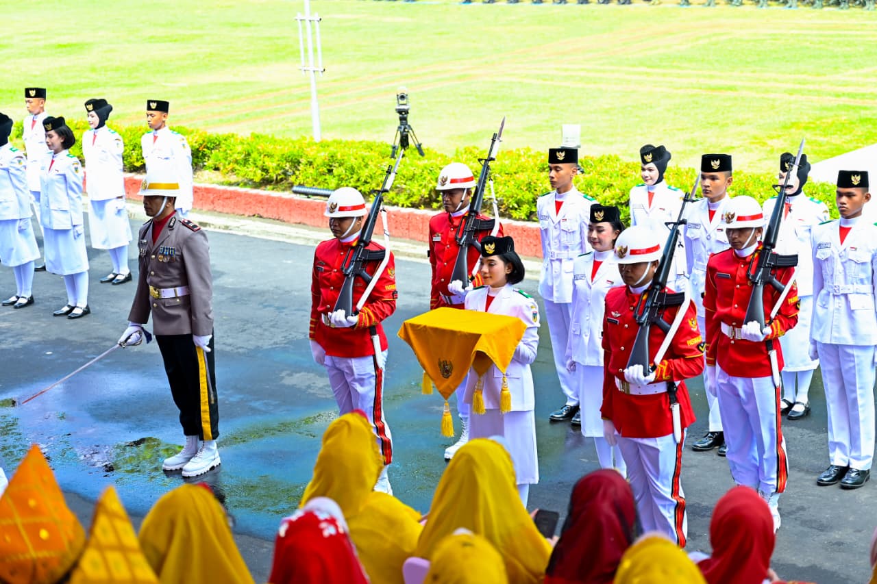 Prosesi pengibaran bendera merah putih di kantor Gubernur Sulteng. FOTO: IST