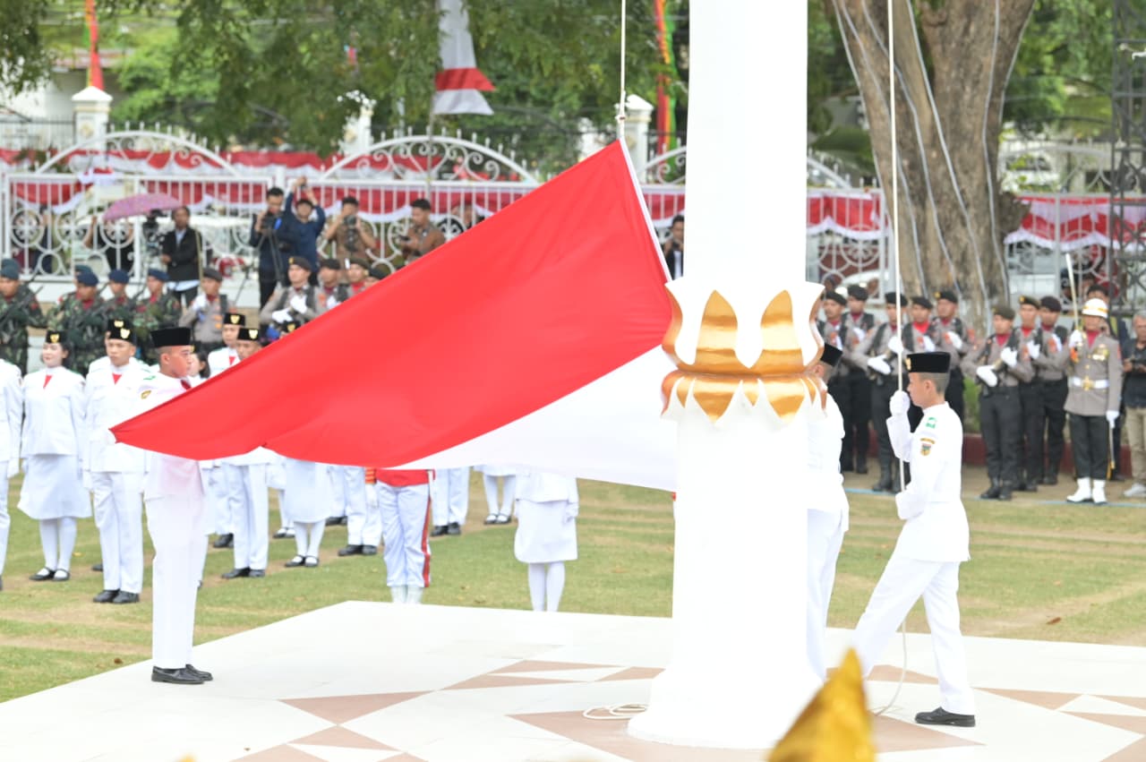 Momen utama penurunan bendera Merah Putih dilaksanakan oleh Pasukan Pengibar Bendera Pusaka (Paskibraka)