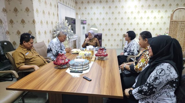 Ketua Umum Pengurus Besar Persatuan Guru Republik Indonesia (PB PGRI), Prof Dr Unifah Rosyidi, didampingi Ketua PGRI Sulteng, Syam Zaini, Sekretaris Dinas Pendidikan Sulteng, Dr Asrul, melakukan audiensi dengan Sekretaris Daerah Provinsi (Sekdaprov) Sulteng, Novalina, di ruang Sekdaprov Sulteng, Selasa (19/8/2025) sore.