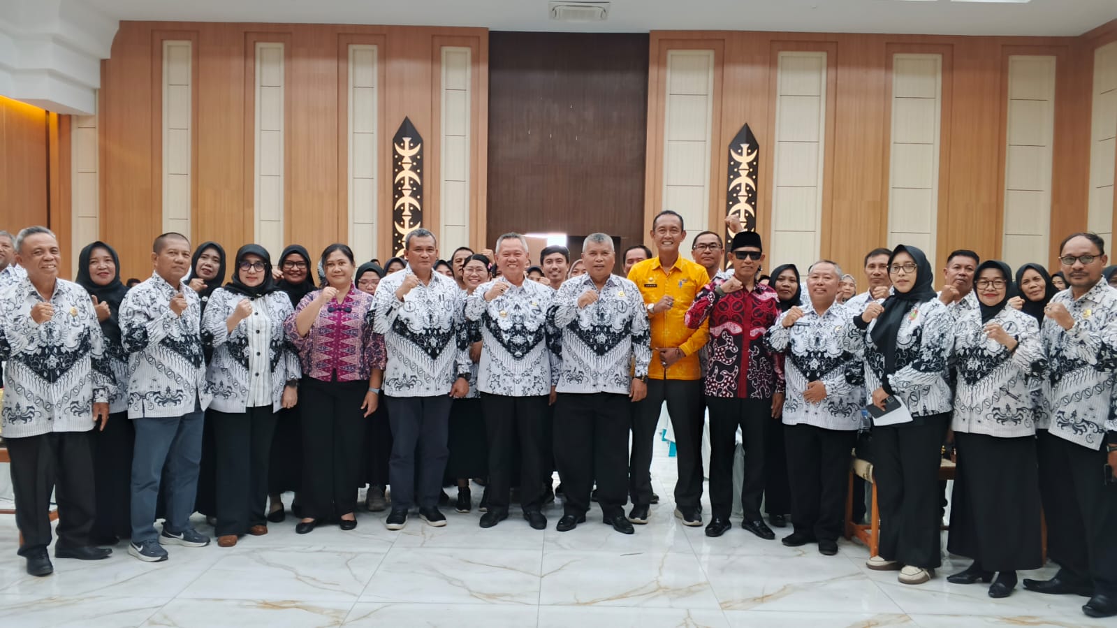 Foto bersama disela-sela pelaksanaan kegiatan Seminar Publik PGRI di Kabupaten Sigi. FOTO: Mohammad Rizal/Filesulawesi.com