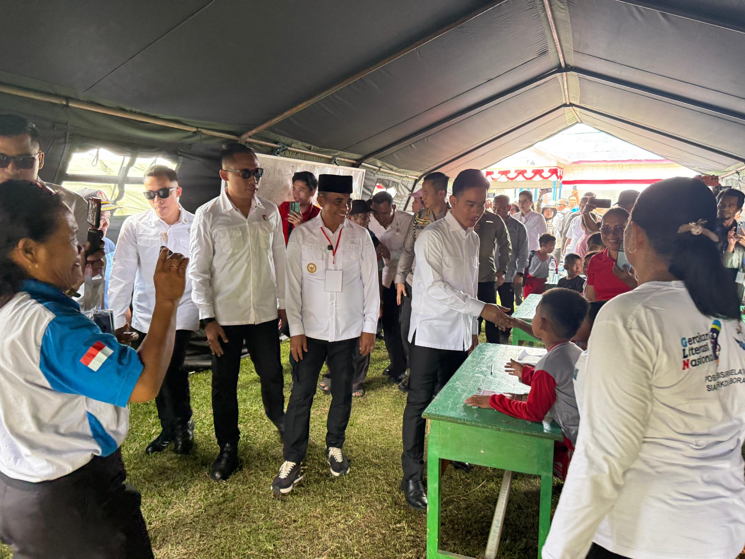 Wakil Presiden RI, Gibran Rakabuming Raka, didampingi Gubernur Sulteng Dr H Anwar Hafid, saat meninjau lokasi gempa di Kabupaten Poso.