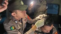 Petugas kepolisian alami luka saat demonstrasi di depan Kantor DPRD Sulteng. FOTO: IST