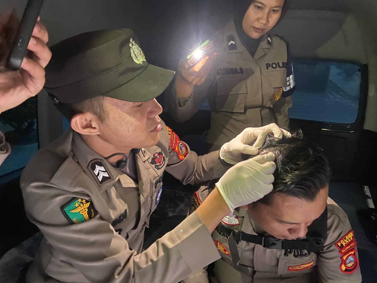 Petugas kepolisian alami luka saat demonstrasi di depan Kantor DPRD Sulteng. FOTO: IST