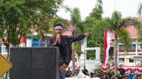 Sang Orator Aksi, sampaikan gagasan kritis di depan ratusan mahasiswa dan rakyat Kota Palu. bertempat di depan kantor DPRD Sulteng. FOTO: Mohammad Rizal/Filesulawesi.com