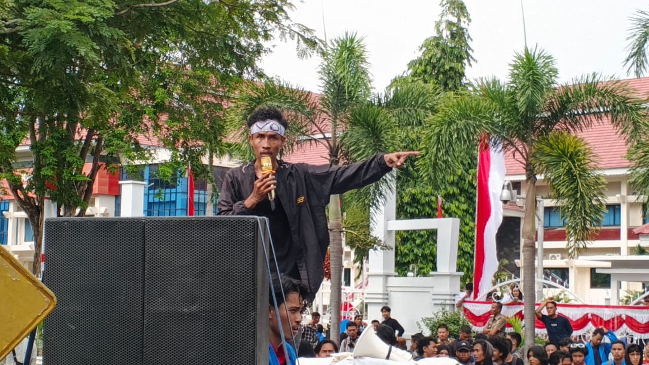 Sang Orator Aksi, sampaikan gagasan kritis di depan ratusan mahasiswa dan rakyat Kota Palu. bertempat di depan kantor DPRD Sulteng. FOTO: Mohammad Rizal/Filesulawesi.com
