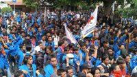 Ratusan mahasiswa unjuk rasa di depan kantor DPRD Sulteng. FOTO: Mohammad Rizal/Filesulawesi.com