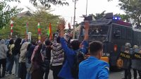 Aksi berani yang dilakukan mahasiswa, tercatat dalam sejarah, 25 Agustus 2025, menahan kendaraan Water Cannon milik kepolisian tepat di depan kantor DPRD Sulteng. FOTO: Mohammad Rizal/Filesulawesi.com