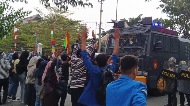 Aksi berani yang dilakukan mahasiswa, tercatat dalam sejarah, 25 Agustus 2025, menahan kendaraan Water Cannon milik kepolisian tepat di depan kantor DPRD Sulteng. FOTO: Mohammad Rizal/Filesulawesi.com