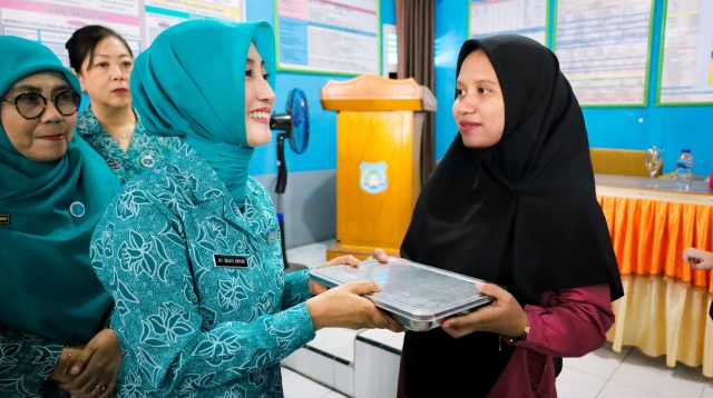 Sry Nirwanti Bahasoan, menyerahkan secara langsung paket Makan Bergizi Gratis (MBG) bagi anak-anak di Kabupaten Banggai Kepulauan. FOTO: IST