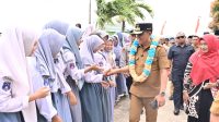 Gubernur Sulteng berkunjung ke dua sekolah di kabupaten Bangkep hari ini. FOTO: IST