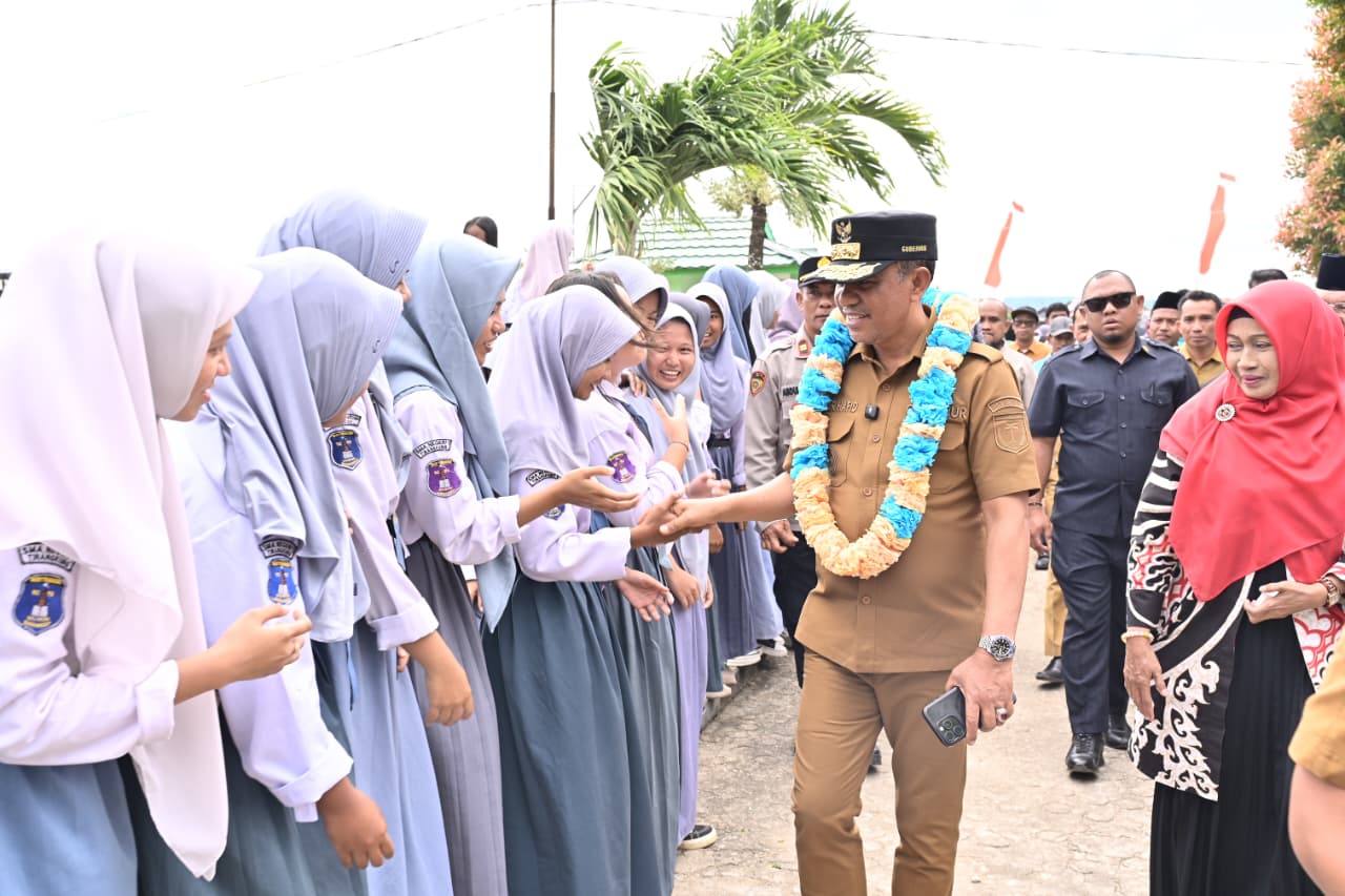 Gubernur Sulteng berkunjung ke dua sekolah di kabupaten Bangkep hari ini. FOTO: IST