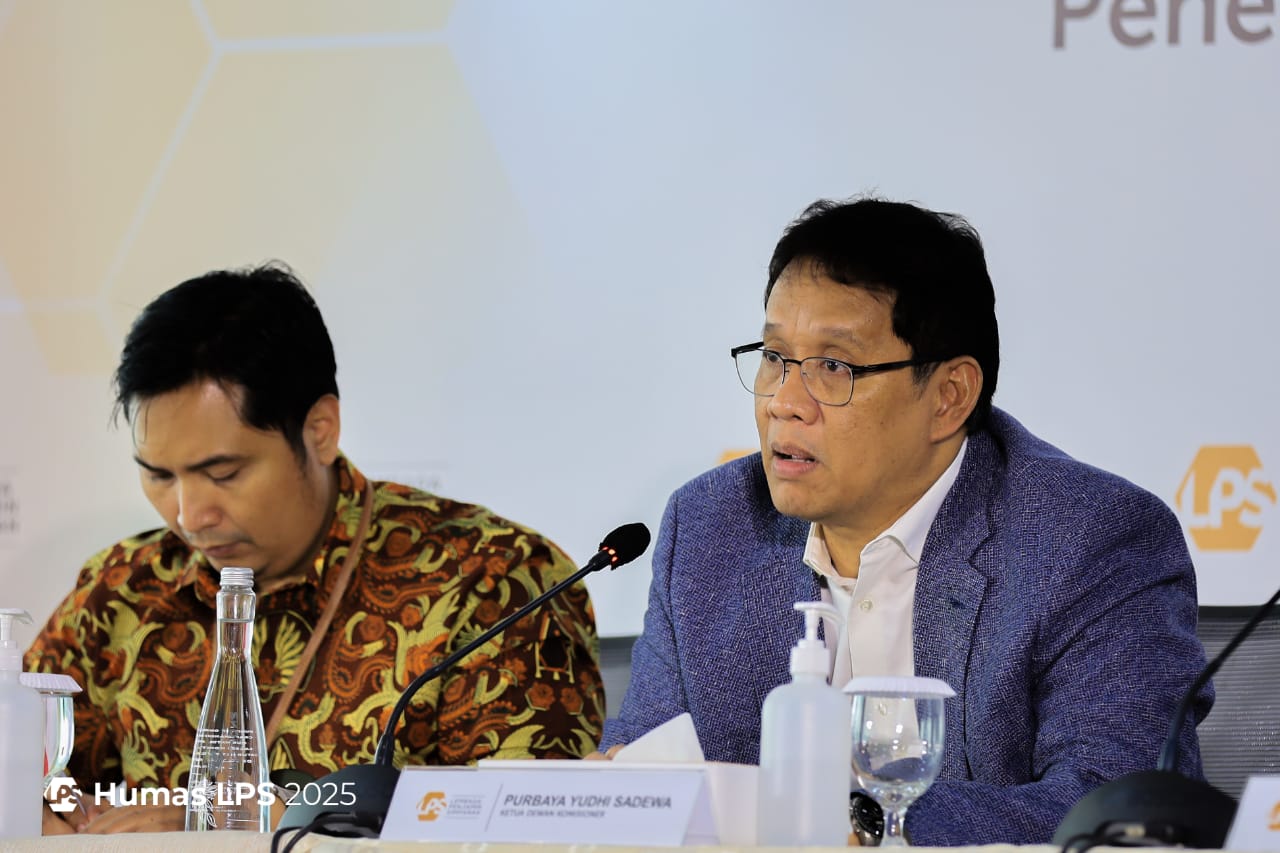 Ketua Dewan Komisioner LPS Purbaya Yudhi Sadewa (kanan)