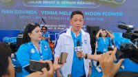 Ketua Harian DPW PAN Sulteng, Ronny Tanusaputra (kanan), didampingi Ketua Panitia Pelaksana HUT PAN Ke-27, Ratna Mayasari Agan, konferensi pers bersama sejumlah awak media. FOTO: Mohammad Rizal/Filesulawesi.com