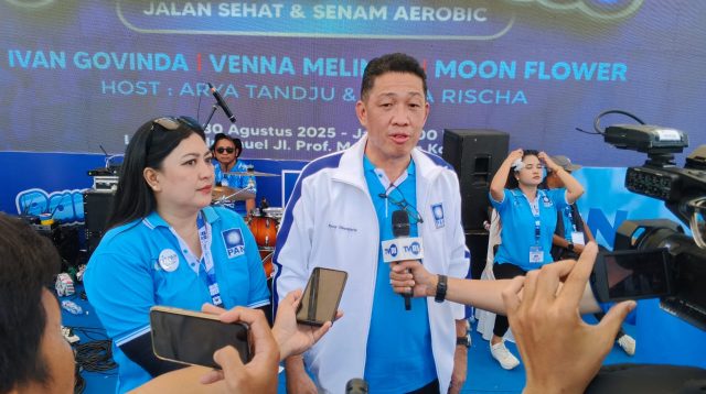 Ketua Harian DPW PAN Sulteng, Ronny Tanusaputra (kanan), didampingi Ketua Panitia Pelaksana HUT PAN Ke-27, Ratna Mayasari Agan, konferensi pers bersama sejumlah awak media. FOTO: Mohammad Rizal/Filesulawesi.com