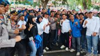 Keberadaan Brigjen Helmi Kwarta di tengah massa tak hanya memberi komando kepada personel, tetapi juga membawa suasana sejuk.