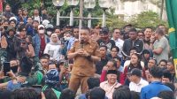 Wali Kota Palu Hadianto Rasyid, ditengah aksi demonstrasi di halaman depan kantor DPRD Sulteng