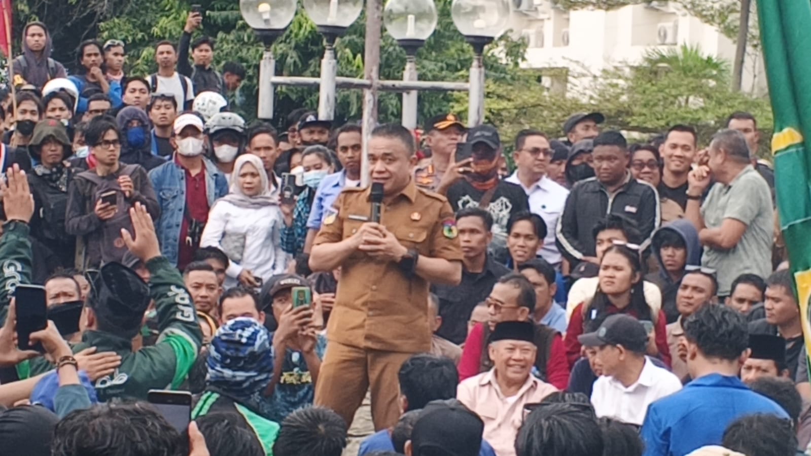 Wali Kota Palu Hadianto Rasyid, ditengah aksi demonstrasi di halaman depan kantor DPRD Sulteng