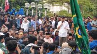 Aksi demonstrasi Aliansi Mahasiswa dan Masyarakat Kota Palu, digelar di halaman depan kantor DPRD Sulteng