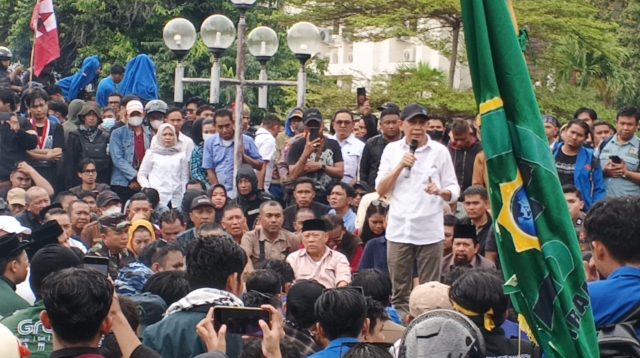 Aksi demonstrasi Aliansi Mahasiswa dan Masyarakat Kota Palu, digelar di halaman depan kantor DPRD Sulteng