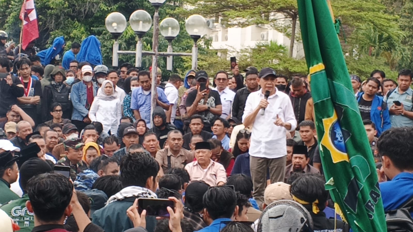 Aksi demonstrasi Aliansi Mahasiswa dan Masyarakat Kota Palu, digelar di halaman depan kantor DPRD Sulteng