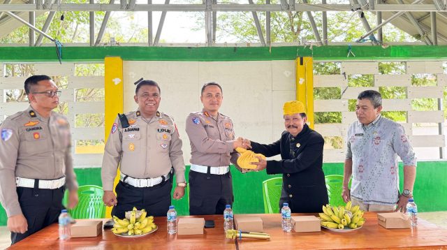 denda adat (Givu) berupa 1 (satu) ekor kambing terhadap pelaku pelanggaran lalu lintas terutama pemakaian knalpot brong pada kendaraan sepeda motor.