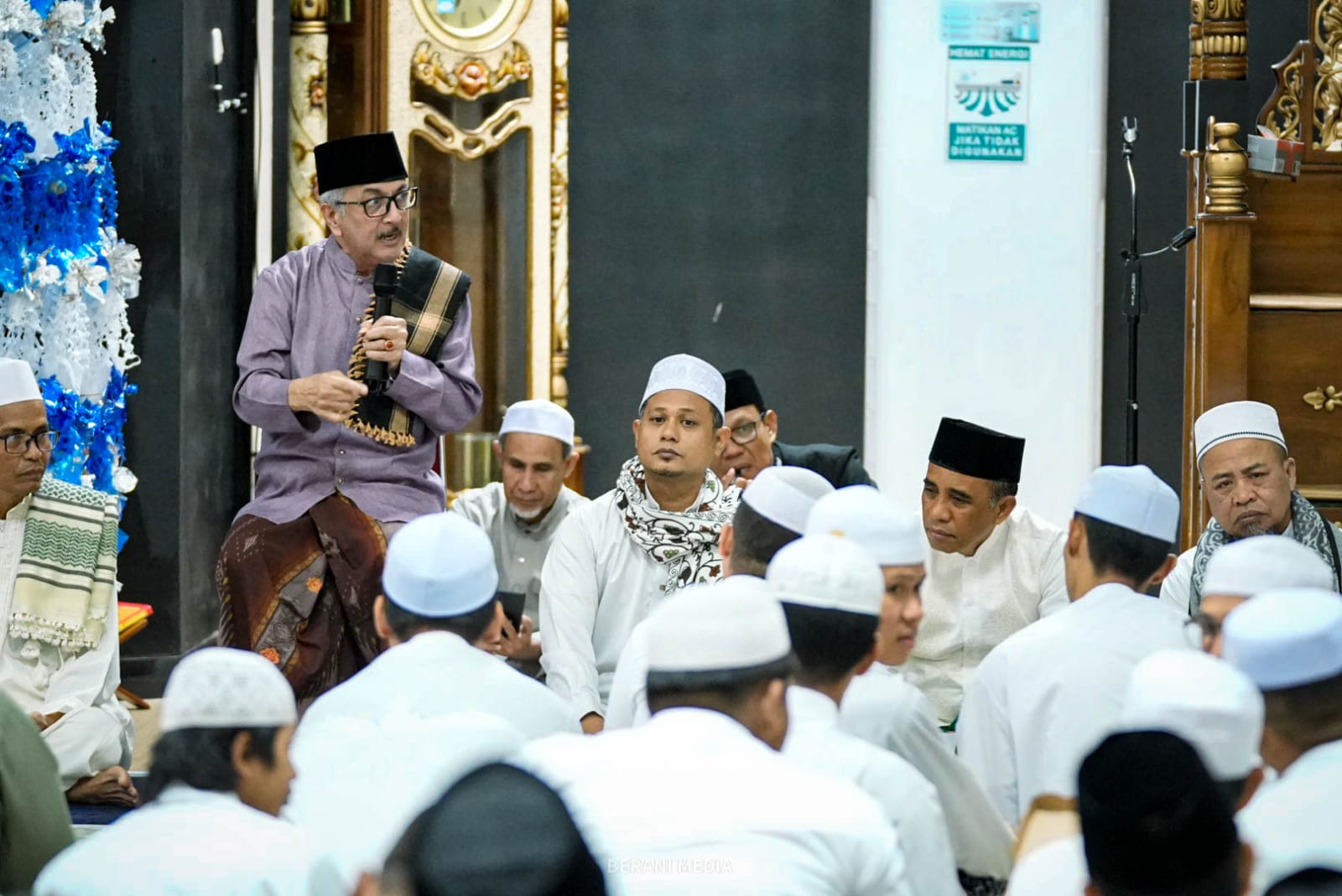 Pemerintah Provinsi Sulawesi Tengah memperingati Maulid Nabi Muhammad SAW dengan menggelar Shalat Subuh berjamaah di Masjid Al-Mujahidin, Kantor Gubernur Sulawesi Tengah, Sabtu (6/9/2025).