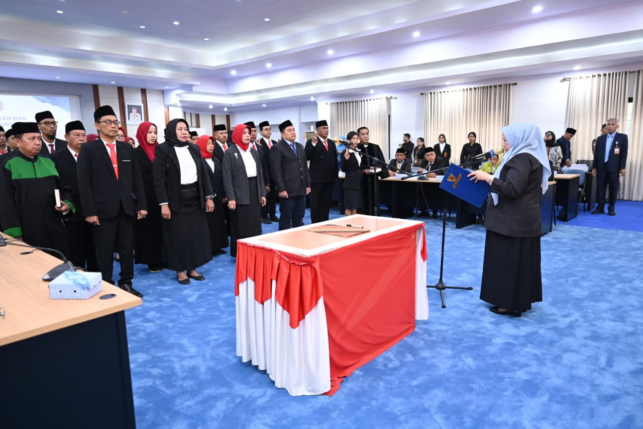 WhatsApp Image 2025-09-06 at 18.43.41 Wakil Gubernur Sulawesi Tengah, dr. Reny A. Lamadjido, melantik 30 pejabat fungsional lingkup Pemerintah Provinsi Sulawesi Tengah yang digelar di Ruang Polibu, Sabtu (6/9/2025).