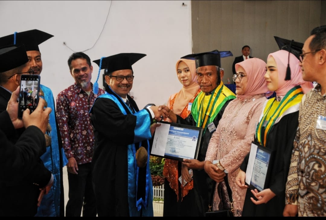 WhatsApp Image 2025-09-09 at 13.36.17 Universitas Muhammadiyah (UNISMUH) Palu menggelar wisuda sarjana ke-55 dan pasca sarjana ke-11 tahun akademik 2024-2025
