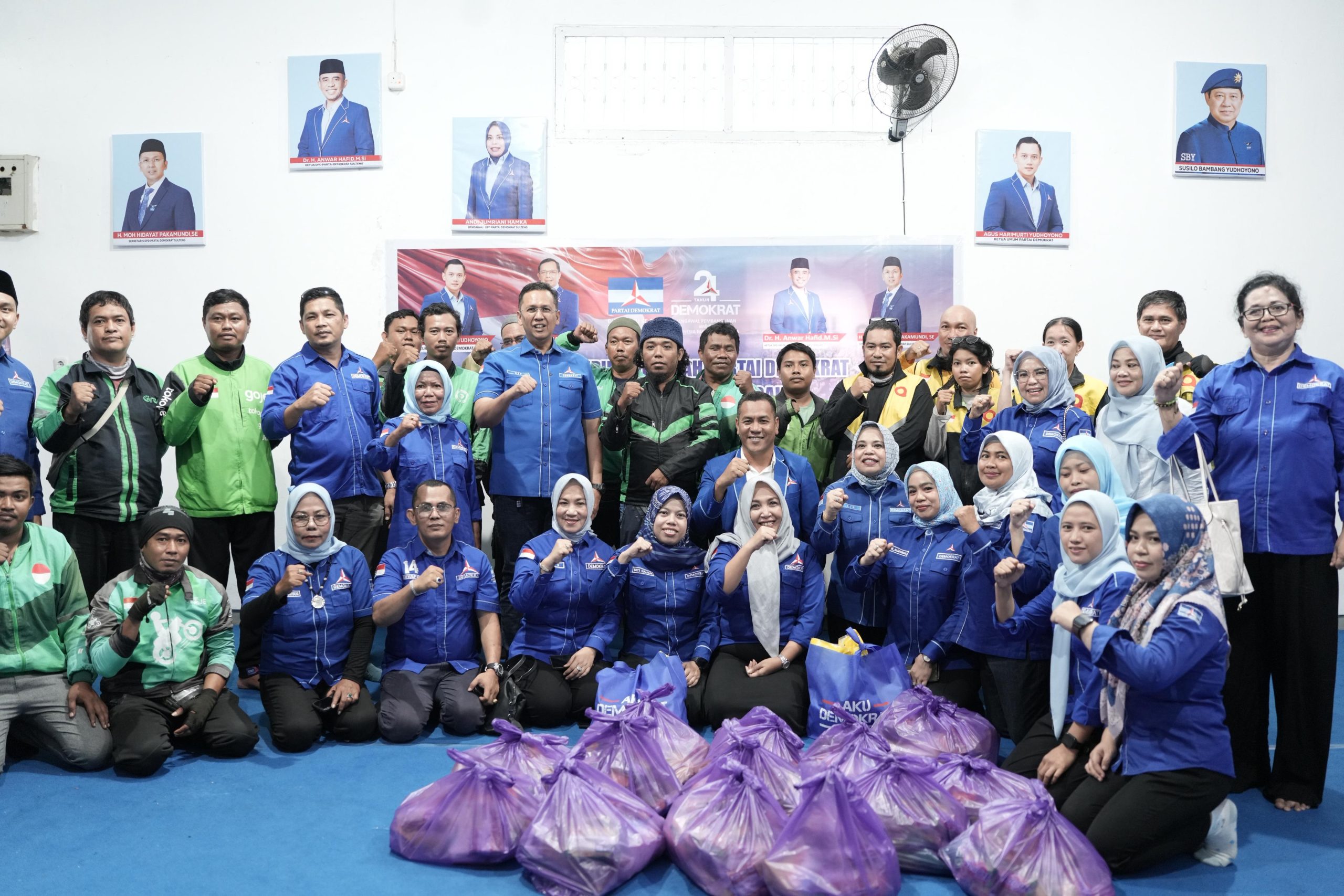 Kegiatan diisi dengan berbagi sembako kepada anak-anak Panti Asuhan Darul Taqim dan 50 pengemudi ojek online