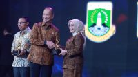 Sekretaris Provinsi Sulawesi Tengah, Novalina Wiswadewa, Sulawesi Tengah menerima penghargaan sebagai daerah peduli iklim investasi dari Kompas TV.